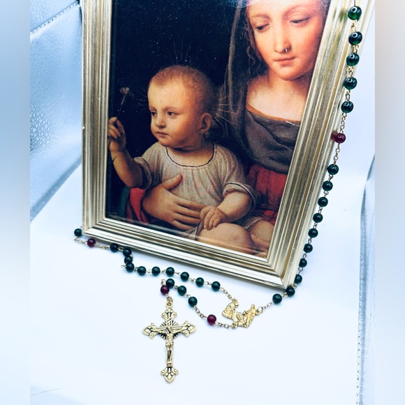 6-item Lot Religious Decor, Framed artwork, Rosary, crucifix Virgin Mary Jesus - Picture 9 of 13